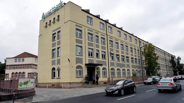 Das Jenaplan-Gymnasium in der Herderstraße in Schniegling ist ein privates, staatlich genehmigtes Gymnasium, das nach einem Pädagogik-Konzept von Peter Petersen unterrichtet. Zur Homepage des Jenaplan-Gymnasiums.