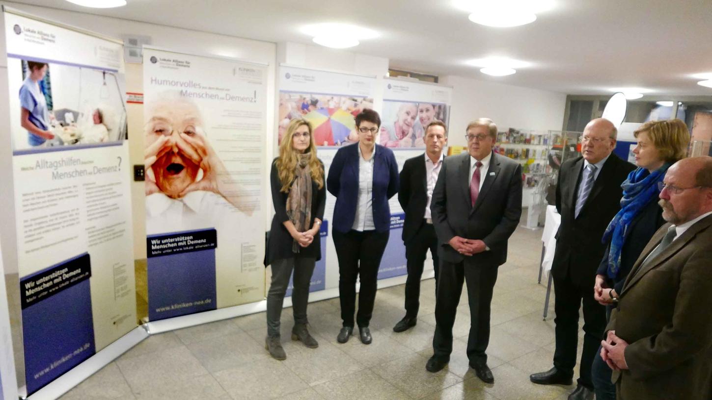 Anja Haverkock und Josefine Mühlroth erfuhren für die Gestaltung der Demenz-Wanderausstellung viel Anerkennung von Klinikvorstand Stefan Schilling, Landrat Helmut Weiß, Chefarzt Dr. Wolfgang Anderer und Bad Windsheims Zweiten Bürgermeister Rainer Volkert.( v. l.) Anja Haverkock und Josefine Mühlroth erfuhren für die Gestaltung der Demenz-Wanderausstellung viel Anerkennung von Klinikvorstand Stefan Schilling, Landrat Helmut Weiß, Chefarzt Dr. Wolfgang Anderer und Bad Windsheims Zweiten Bürgermeister Rainer Volkert.( v. l.)