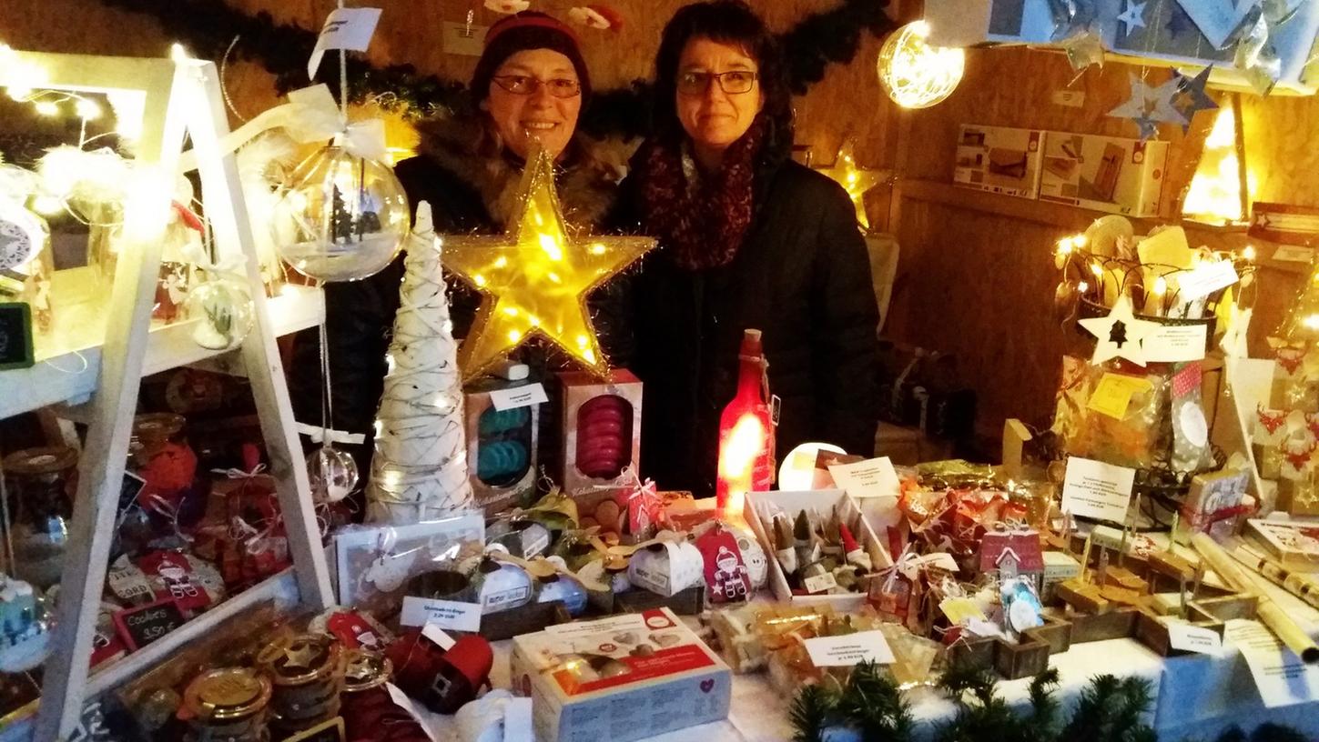 Nach dem Erfolg 2016 (unser Bild) wagen Sabine Bienwald (r.) und ihr Team am 9. Dezember den zweiten Weihnachtsmarkt.