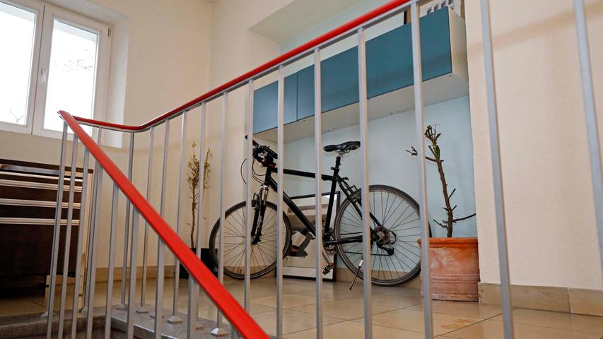 Im großzügigen Treppenhaus lässt sich auch ein Fahrrad parken.