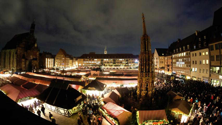Auch 2017 konnte der Nürnberger Christkindlesmarkt mit seinen typischen Ständen und Beleuchtungen aufwarten, die natürlich im Dunkeln den meisten Zauber erwecken.