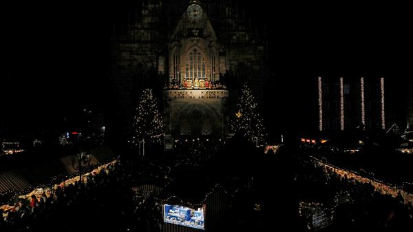 Wie traditionell üblich eröffnete auch Christkind Rebecca Ammon den Markt von der Frauenkirche aus. Zwischen den Ständen und Weihnachtsbäumen standen die Besucher und lauschten ihrem ersten Prolog.