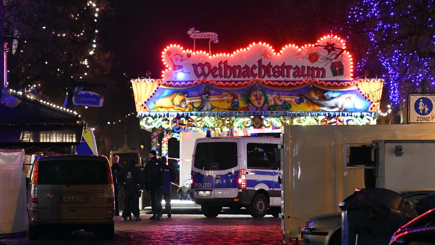 Die Polizei hat die Umgebung am Potsdamer Weihnachtsmarkt abgeriegelt.