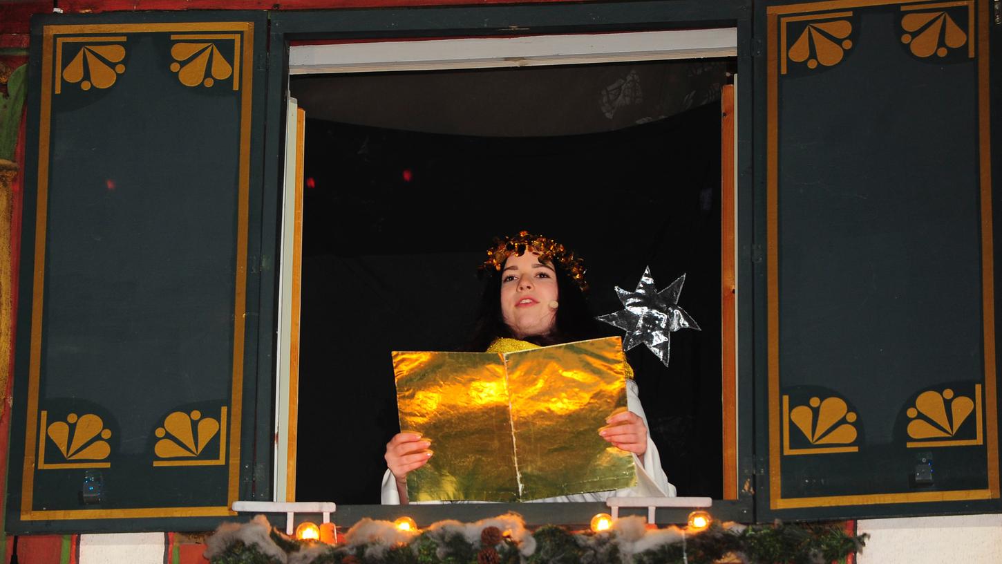 Weihnachtsengel Lilly las das Gedicht vor - und das Weihnachtsmarkt treiben konnte so richtig beginnen.