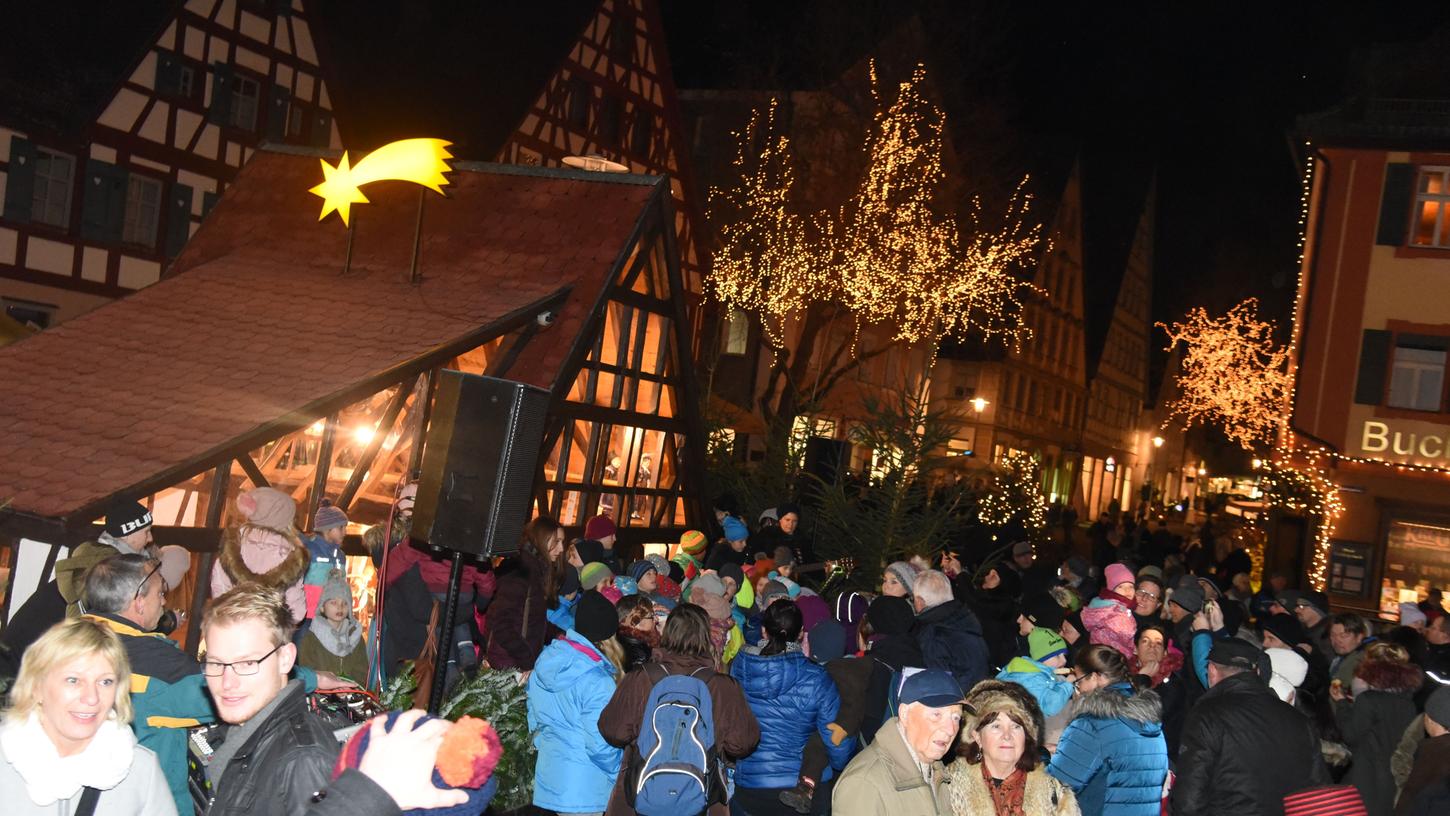Weihnachtsflair im Herzen der Altstadt: Am Freitagabend erstrahlte der Marktplatz in der herrlichen Weihnachtsbeleuchtung.