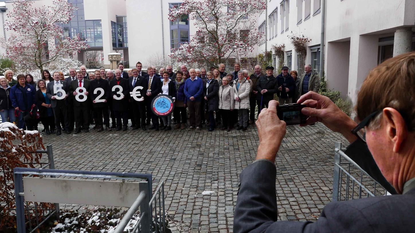 Diesen Augenblick konnte "Strampeln-in-Franken"-Initiator und Organisator Helmuth P. Schuh (r.) stolz dokumentieren. 13 Einrichtungen erhielten mit Unterstützung von Tourpaten knapp 6000 Euro. Die seit 1999 insgesamt "erstrampelten" Spenden nähern sich 200.000 Euro. Diesen Augenblick konnte "Strampeln-in-Franken"-Initiator und Organisator Helmuth P. Schuh (r.) stolz dokumentieren. 13 Einrichtungen erhielten mit Unterstützung von Tourpaten knapp 6000 Euro. Die seit 1999 insgesamt "erstrampelten" Spenden nähern sich 200.000 Euro.
