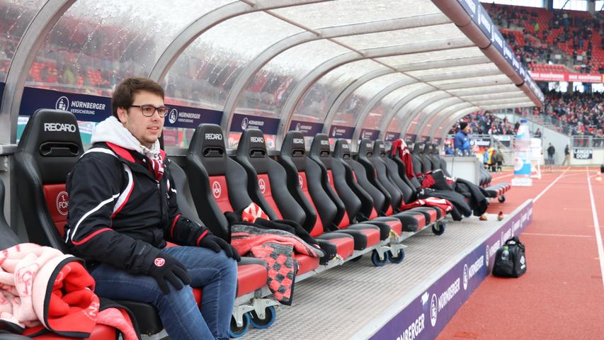 "Sitzt sich schon ganz gut", freut sich Manuel. Sitzheizung gibt's auf der Trainerbank zwar keine, dafür aber warme FCN-Decken.