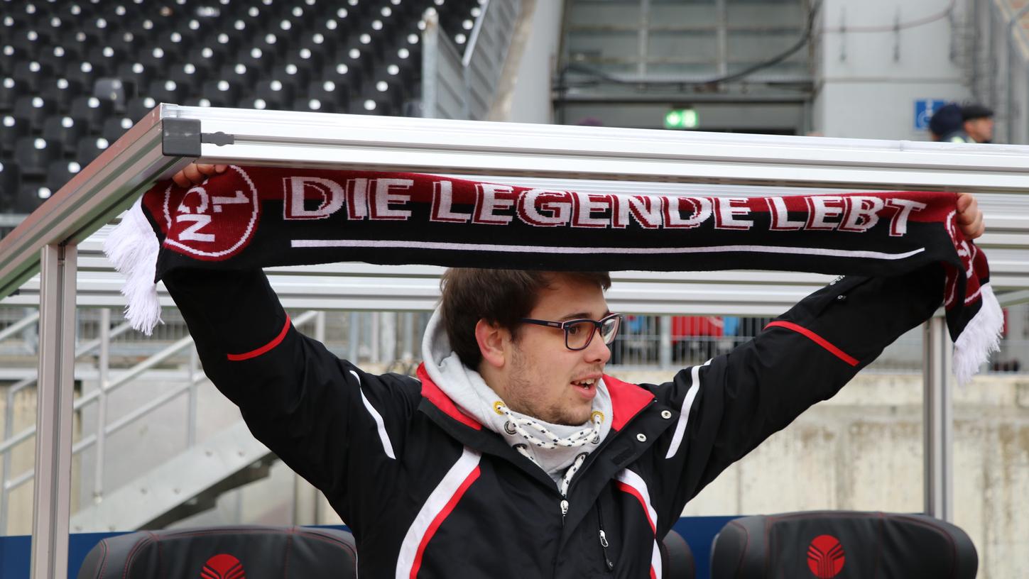 "Die Legende lebt": Als die Hymne ertönte, hielt es Manuel nicht mehr auf dem Sitz.