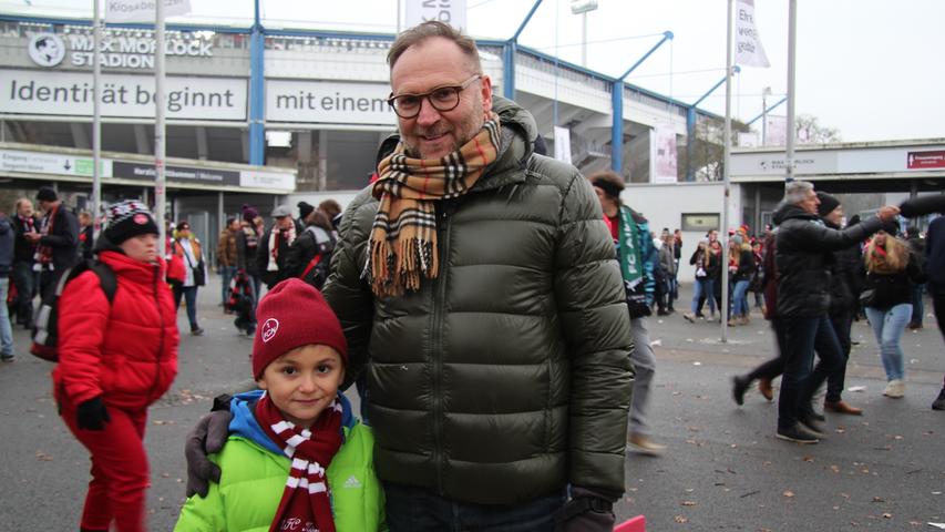 Auch Dieter und sein kleiner Sohn Raphael verlassen das Stadion zufrieden. "Das Spiel war super und Nürnberg hatte sehr viele Torchancen. Der Keeper von Sandhausen war zwar sehr stark, aber ansonsten hatte Sandhausen keine Chance und wir haben verdient gewonnen."