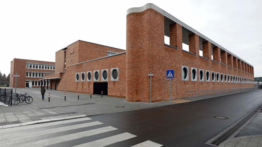 Die staatliche Johann-Pachelbel-Realschule wurde 2010 ins Leben gerufen. Die Kombination von Realschule und Fachoberschule in einem Schulgebäude im Stadtteil Schweinau ist in Nürnberg einzigartig. Zur Homepage der Johann-Pachebel-Realschule.