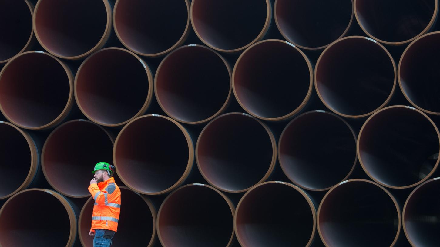 Die Erdgasleitung Nord Stream 2, hier für den Bau gelagerte Stahlrohre auf Rügen, sorgt weiter für Wirbel. Deutschland steht für seine Haltung zur Ostsee-Pipeline in der Kritik.