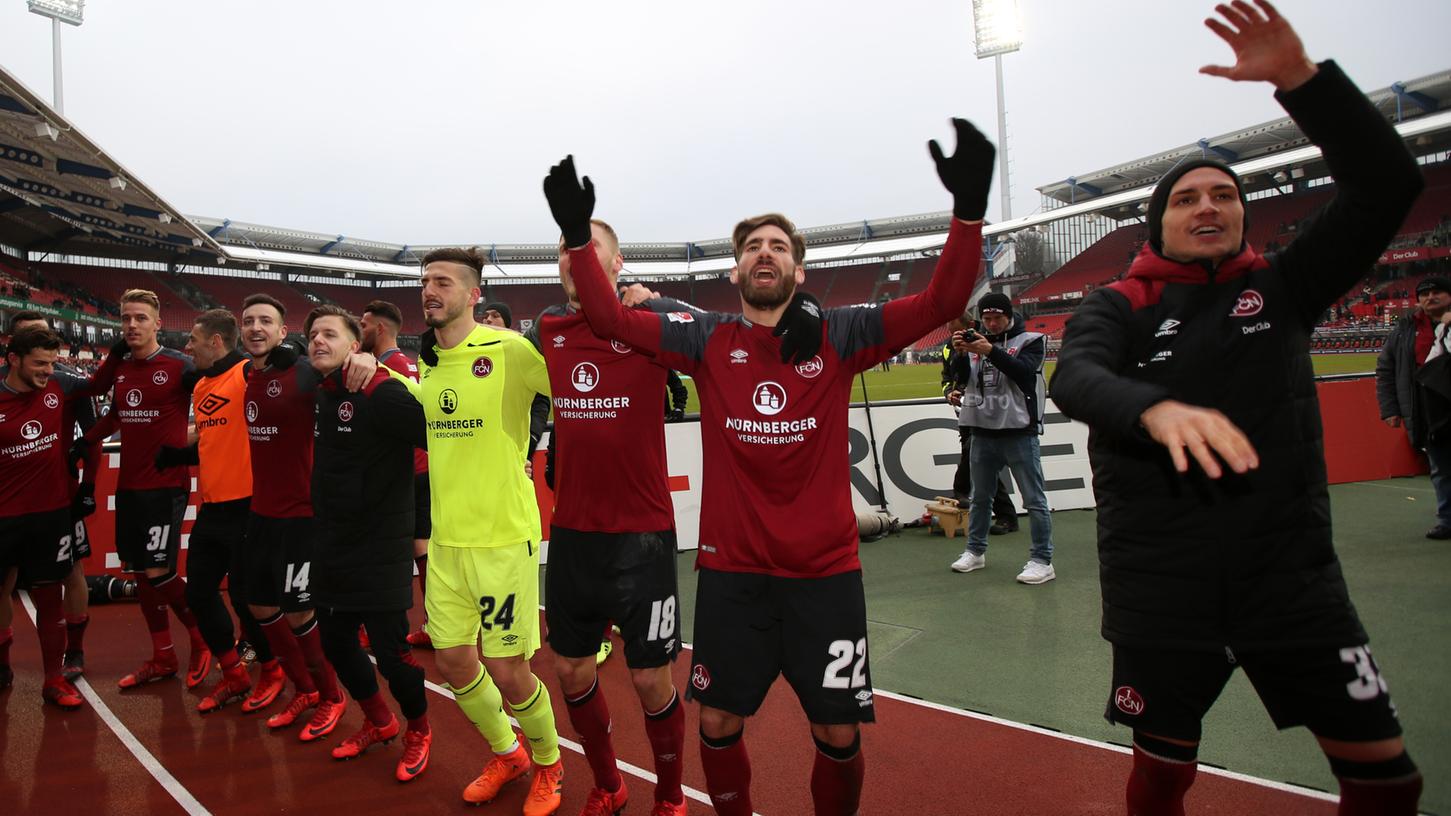 Hoch die Hände! Die Club-Elf feiert nach Spielschluss den Sieg in der Kurve. Hoch die Hände! Die Club-Elf feiert nach Spielschluss den Sieg in der Kurve.