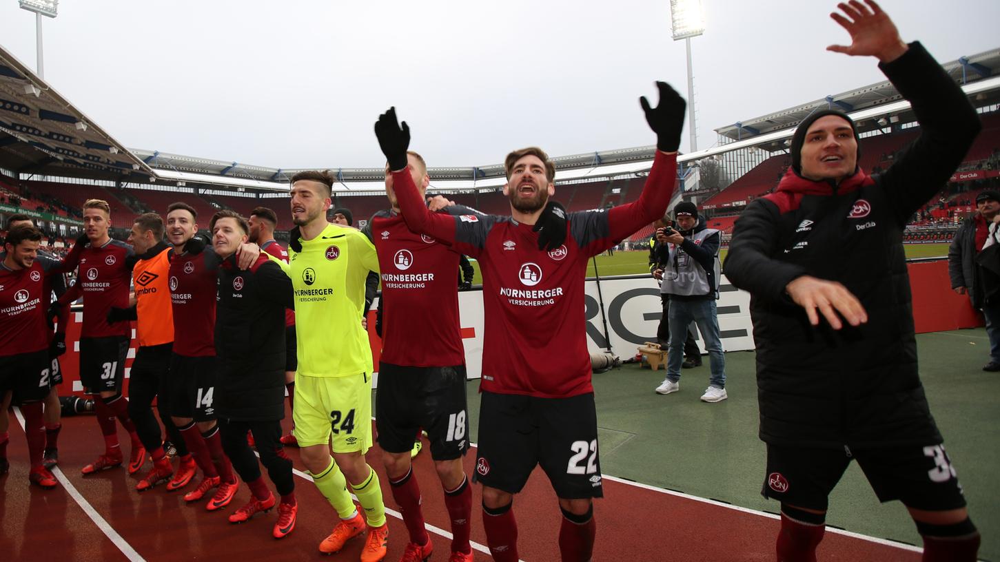 Hoch die Hände! Die Club-Elf feiert nach Spielschluss den Sieg in der Kurve.