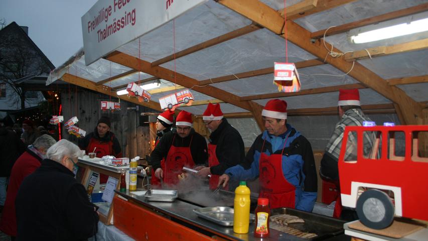 Heiße Leckereien in der Kälte: Der Weihnachtsmarkt in Thalmässing