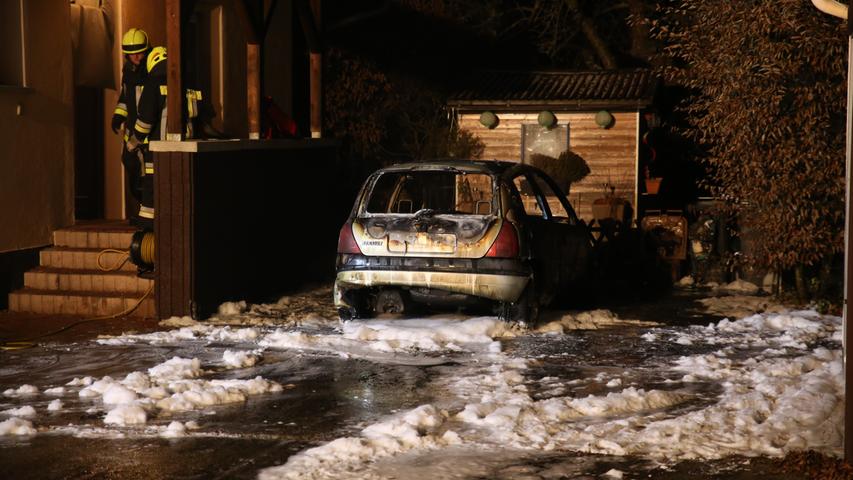 Völlig ausgebrannt: Kleinwagen fängt in Roth Feuer