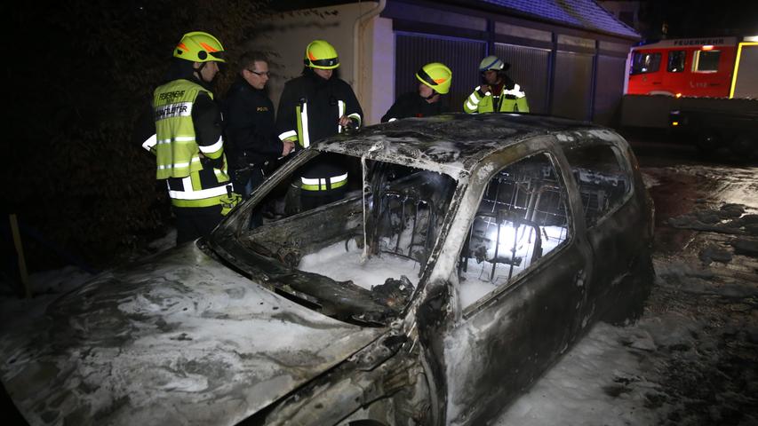 Völlig ausgebrannt: Kleinwagen fängt in Roth Feuer