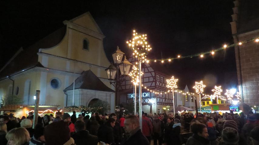 Mit Lichterzug und Christkindbesuch: Weihnachtsmarkt in Heideck
