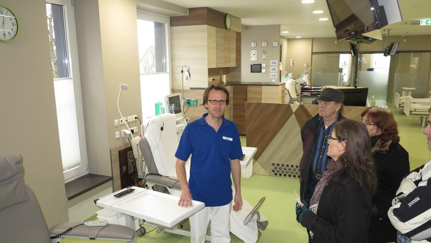 Blick in die neuen Räumen des Nieren- und Diabetes-Zentrums Ansbach im Krankenhaus auf dem Reutberg. Die Praxis ist innerhalb des Hauses umgezogen und ist nun auf 18 Plätze angewachsen. Ein Dialysegerät war eingeschaltet, und die Mitarbeiter erläuterten seine Funktionsweise.