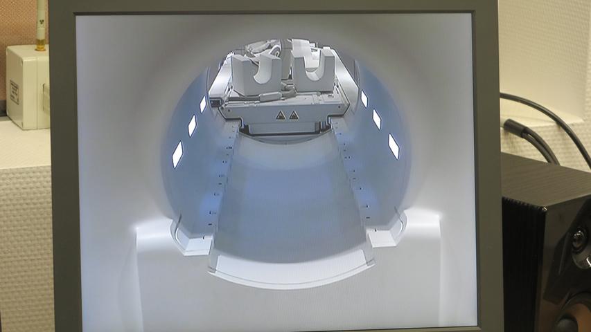 Per Bildschirm kann in der neuen Radiologiepraxis das Geschehen am und im neuen MRT-Gerät überwacht werden.