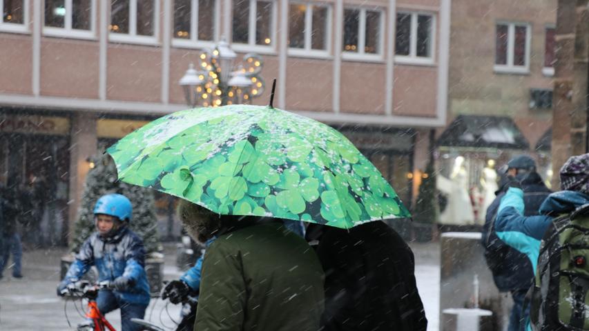 Ein Schirm war an diesem Sonntag auf dem Weg zum Nürnberger Christkindlesmarkt definitiv nicht verkehrt. Schließlich bot sich für die Besucher die Gelegenheit, den ersten schneereichen Tag am Nürnberger Weihnachtsmarkt mitzuerleben.