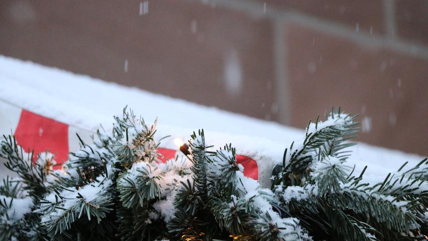 Aber sind wir mal ehrlich: Die weißen Schneeflocken machen doch gerade den Charme am Weihnachtsmarkt aus, oder etwa nicht?