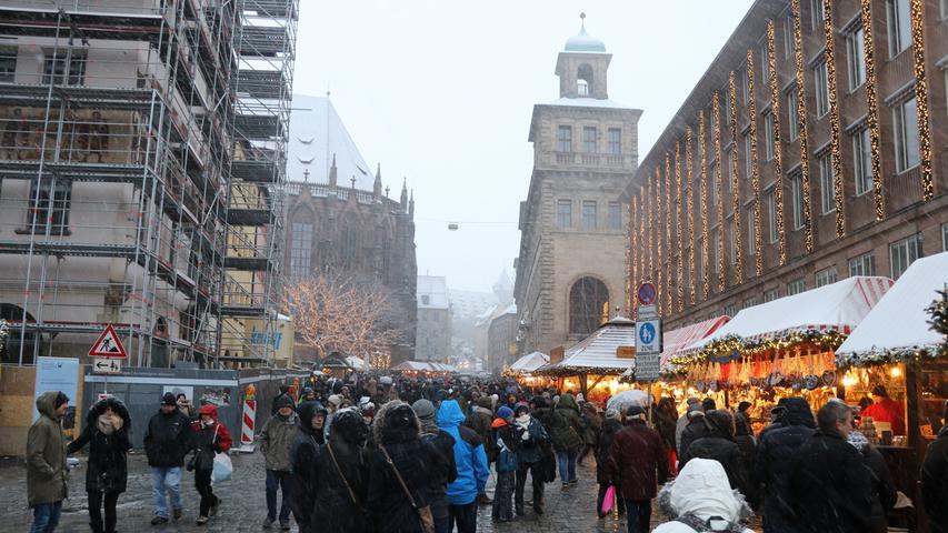 Aber den Großteil der Besucher schien das Schneetreiben aber nicht davon abzuhalten, über den Christkindlesmarkt zu schlendern - im Gegenteil.