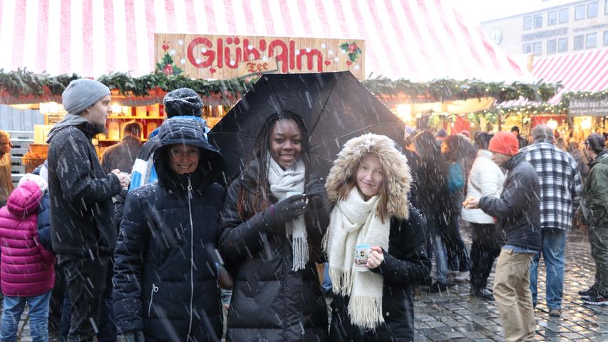 "Mir wäre lieber gewesen, der Schnee würde einfach nur da liegen. Das ist manchmal schon ein bisschen unangenehm", sagte diese Besuchergruppe aus Herzogenaurach, die den Traditionsmarkt mit ihrer Familie und einer Austauschschülerin aus Afrika besuchte.