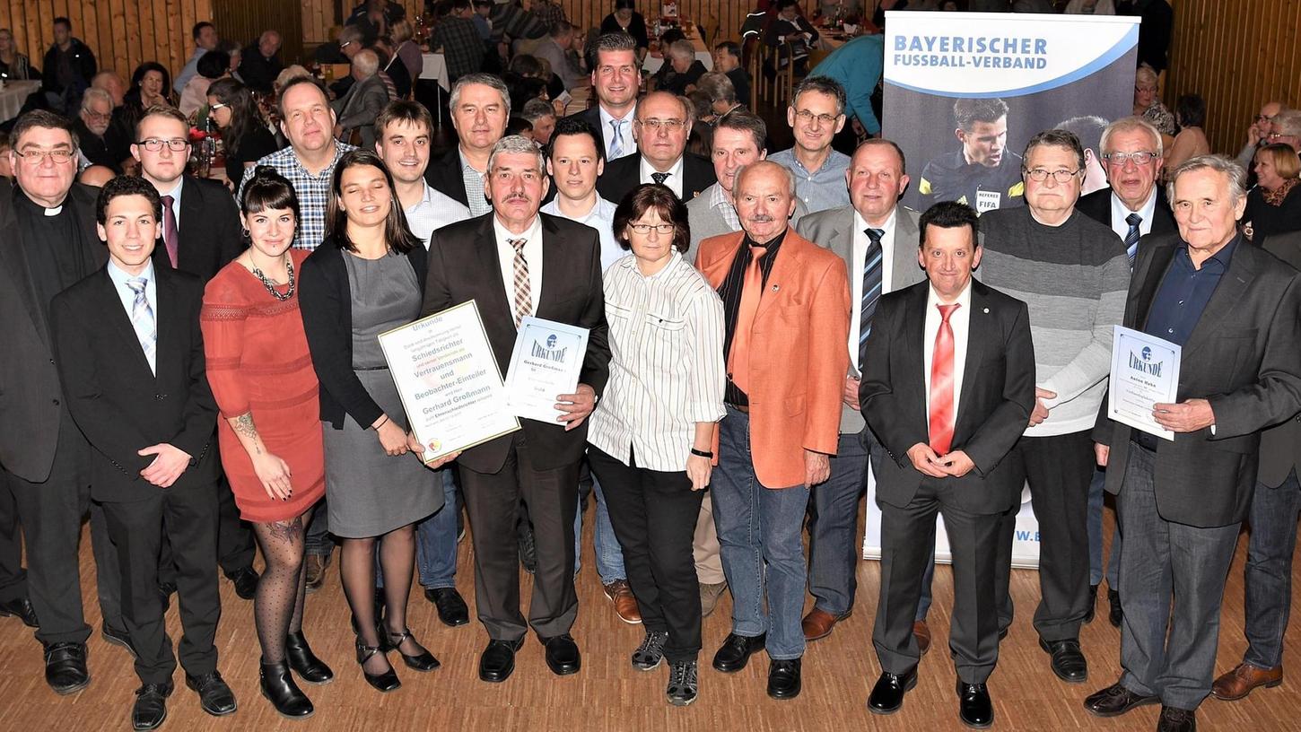 Die Neumarkter Fußballreferees ehrten Mitglieder (in der Mitte der neue Ehrenschiedsrichter Gerhard Großmann).