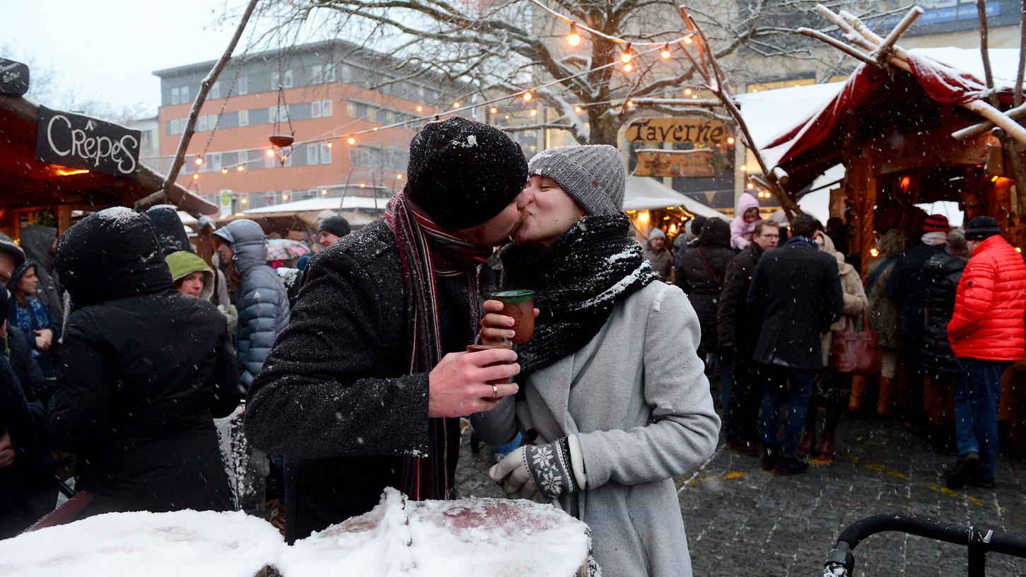 Singles haben auf dem Fürther Weihnachtsmarkt laut der Dating-App Jaumo besonders gute Chancen.