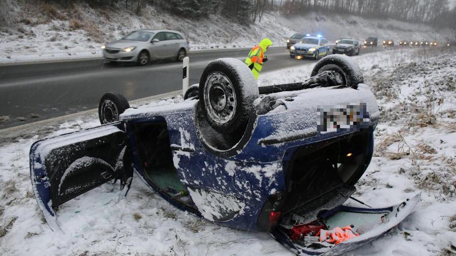 Hunderte Unfälle: Schnee-Chaos auf Frankens Straßen