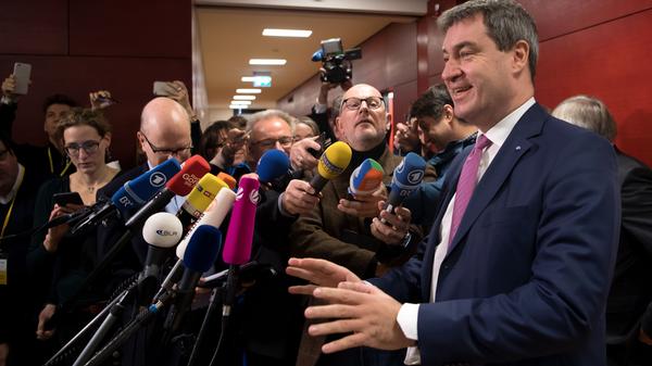 Der ewige Kampf zwischen den beiden ist jetzt allerdings ausgetragen. Söder ist Ministerpräsident von Bayern, Seehofer Bundesinnenminister.