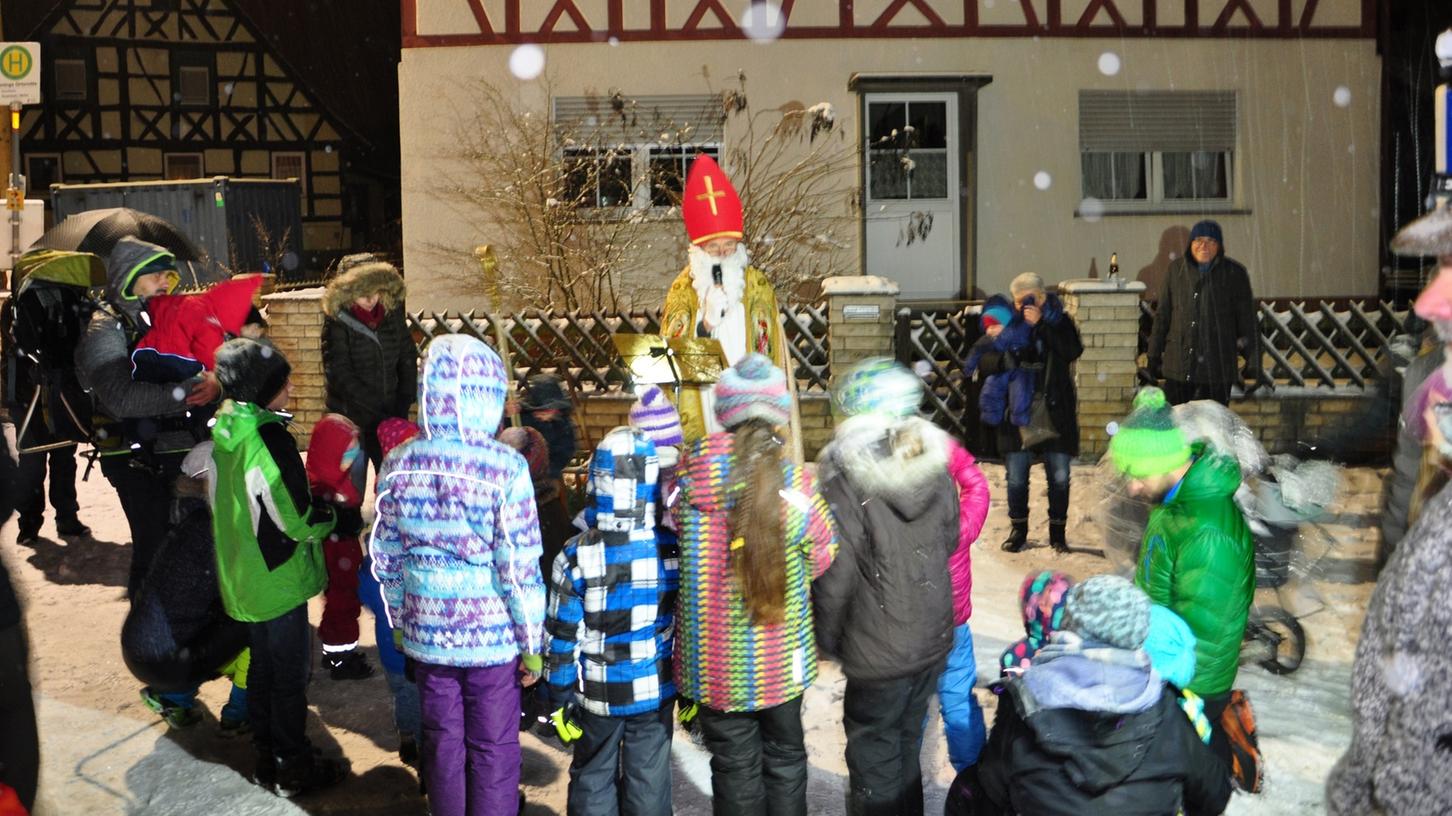 Ein Höhepunkt der Dorfweihnacht war der Besuch vom Nikolaus, der Geschenke an die Kinder verteilte.