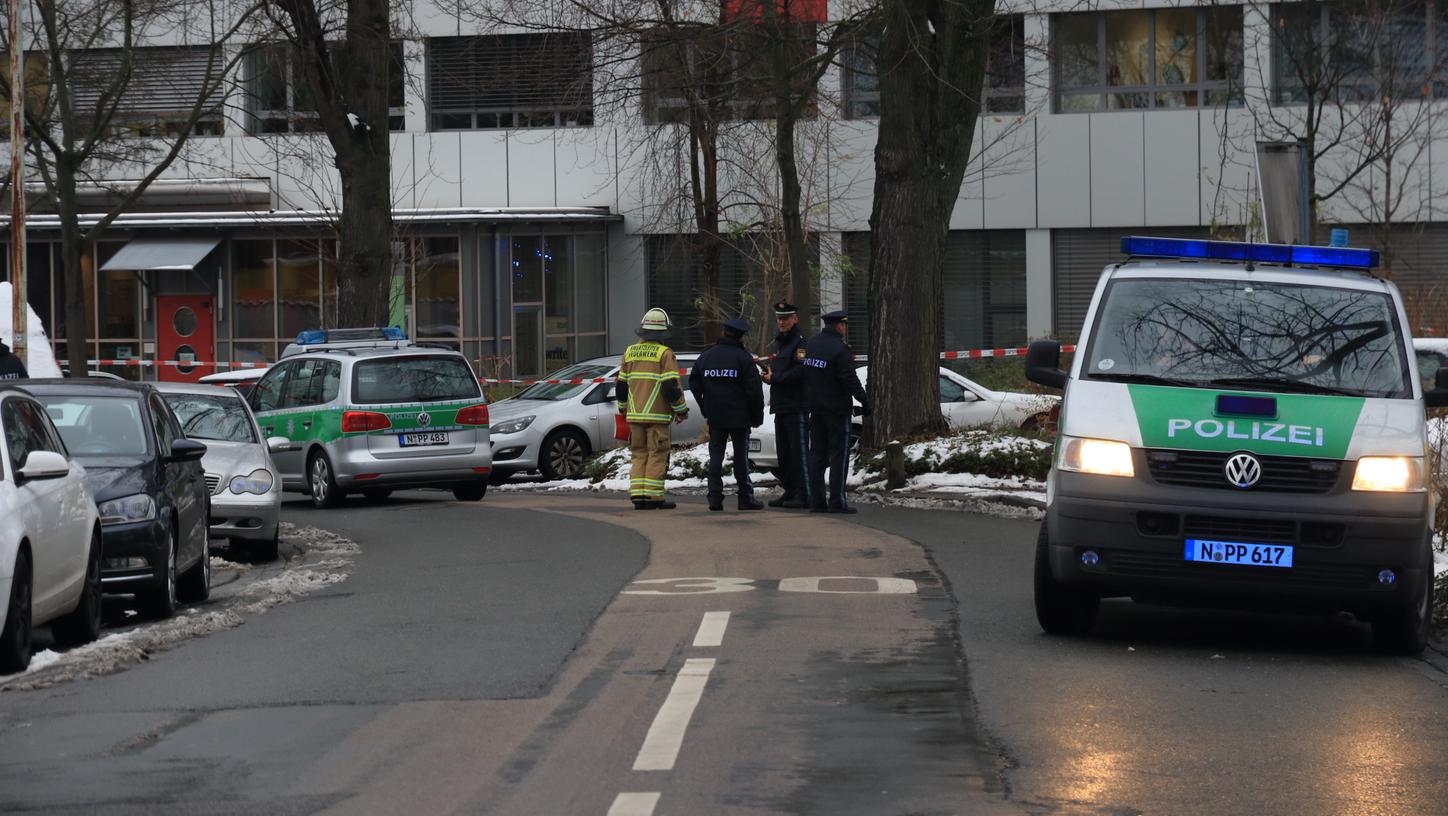 Die Polizei sperrte das Areal an der Dr.-Mack-Straße weiträumig ab.