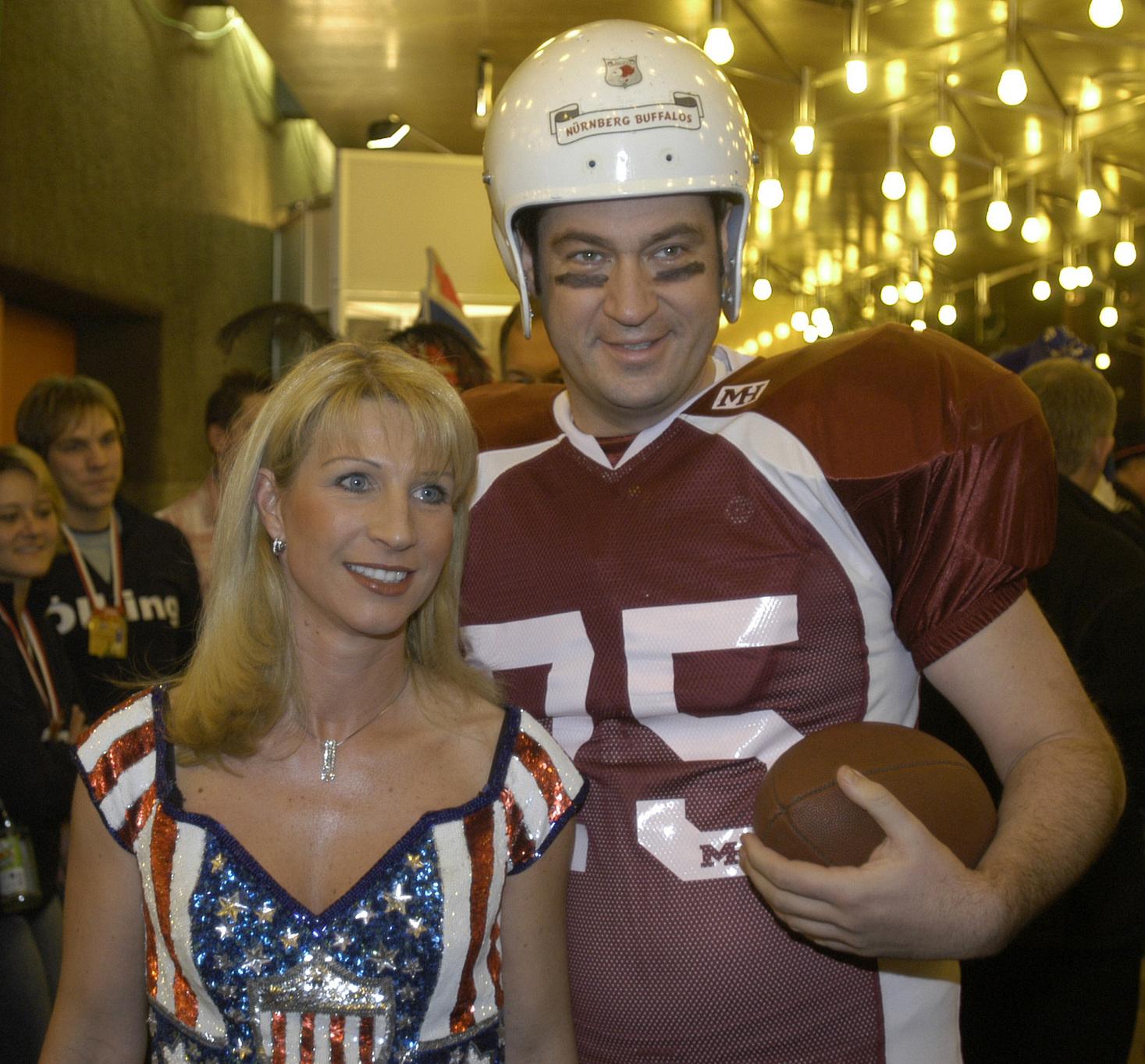 Ein Markus Söder ist facettenreich: Beim Fasching in Veitshöchheim 2006 taucht plötzlich ein sportliches Paar auf. Es sind Söder und seine Frau Karin als Footballspieler und Cheerleader.