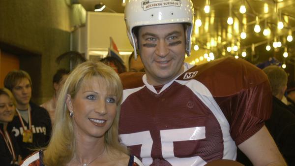 Ein Markus Söder ist facettenreich: Beim Fasching in Veitshöchheim 2006 taucht plötzlich ein sportliches Paar auf. Es sind Söder und seine Frau Karin als Footballspieler und Cheerleader.
