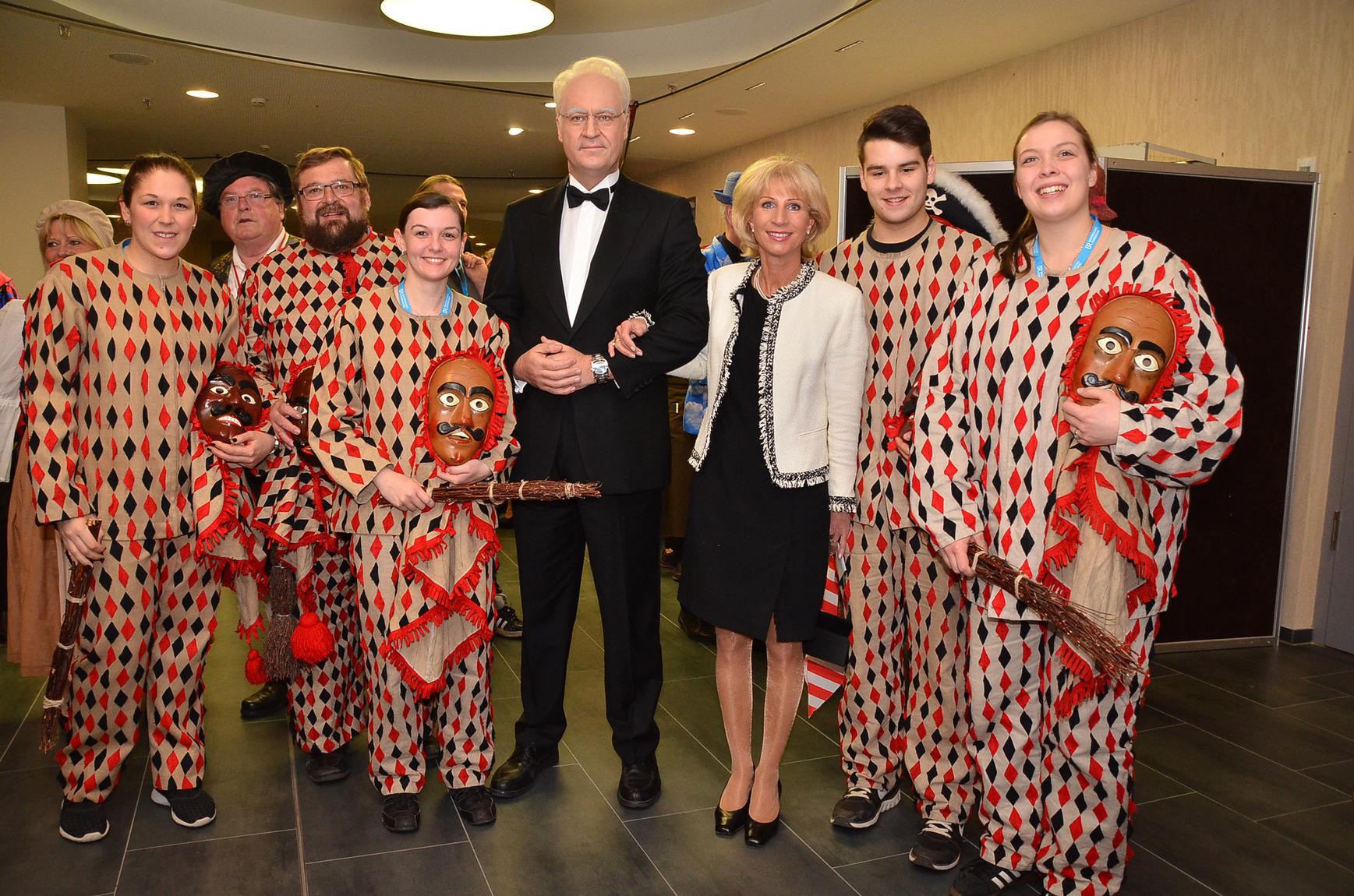 Ein Jahr zuvor tauchte er als ein altbekannter CSU-Politiker auf: Neben den "Fleckli" posiert er als Edmund Stoiber.
