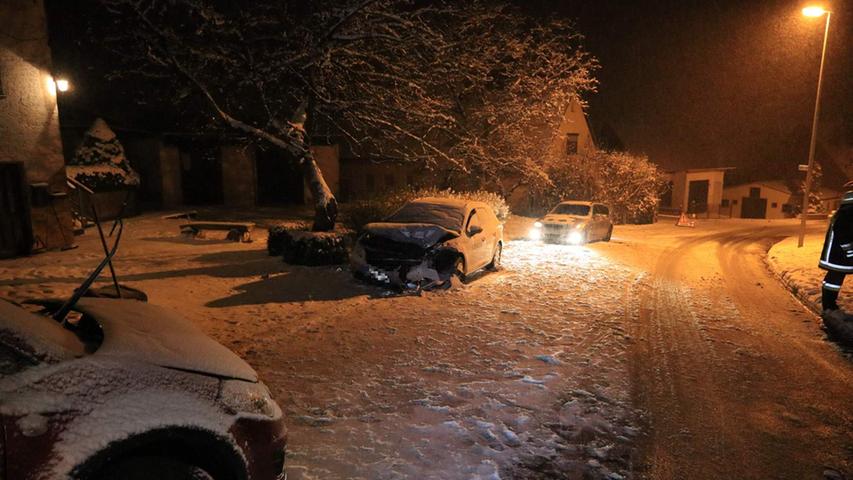 Der Schneefall war angekündigt, die Winterdienste rechtzeitig im Einsatz: Trotzdem sind beim ersten richtigen Wintereinbruch am 1. Adventswochenende in Stadt und Landkreis zahlreiche Unfälle passiert.