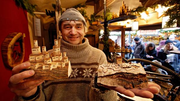 „Bitter, sehr bitter.“ Stefan Lüpges hat die schlechte Nachricht schwer auf den Magen geschlagen. Der Kunsthandwerker, der seit drei Jahren mit winzigen Zauberburgen aus Holz am Markt ist, hat schon länger gebangt. Jetzt ist es da, das „finanzielle Fiasko“, wie er es nennt. Am Christkindlesmarkt erwirtschafte er ein halbes Jahreseinkommen, so der Mann aus Tuchenbach. Und es sei nicht sein erster Markt, der in diesem Jahr floppt. Jetzt müsse er seine Altersvorsorge aufbrauchen. Dass die Stadt die Standgebühren zurückerstattet, sei der einzige Lichtblick. Lüpges: „Das tun längst nicht alle.“ Von einem