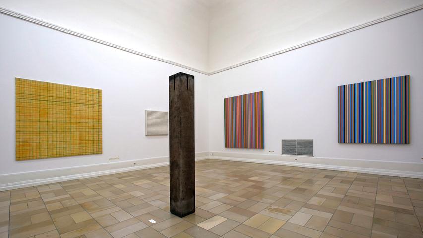 Den Abstrakten gehört der große Saal der Kunsthalle: Das Foto zeigt zwei der berühmten Streifenbilder von Bridget Riley, ein farbiges Linienraster von Beat Zoderer (links) und eine Beton-Stele von Hubert Kiecol.