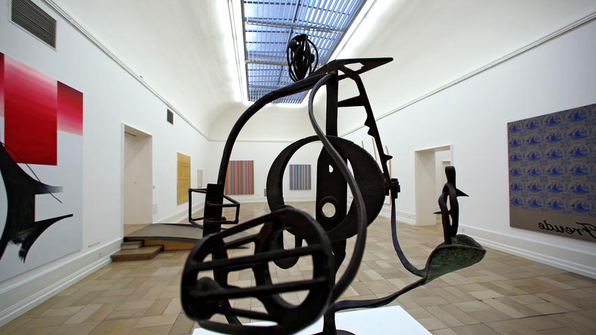 Ebenfalls im großen Saal findet sich die Skulptur "Blackburn" von David Smith, die einem abstrahierten Baum gleicht. Der amerikanische Bildhauer war der erste Künstler, den Dietrich Mahlow 1967 in der neu eröffneten Kunsthalle präsentierte - im Rahmen einer Europa-Tournee, die das New Yorker MoMA als Smith-Retrospektive konzipiert hatte.