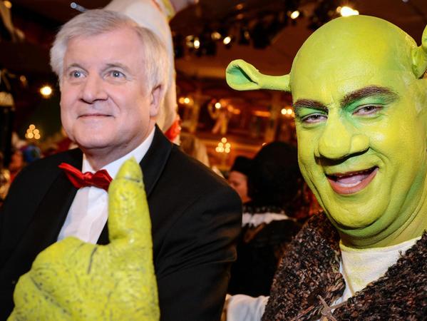 Traut er sich noch? Markus Söder hat die "Fastnacht in Franken" mit kühnen Kostümen bereichert, wie 2014 als Shrek.
