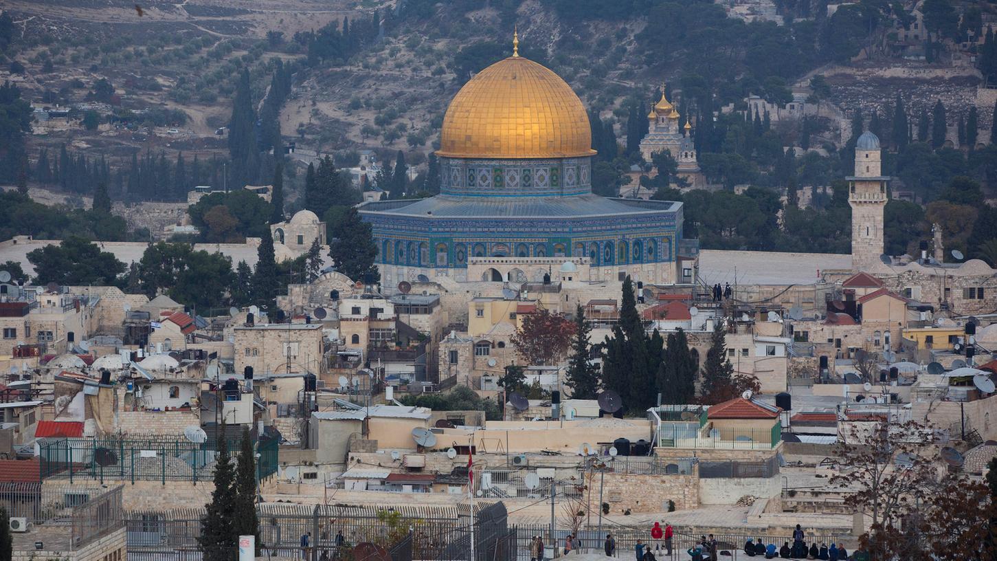 Der Tempelberg mit dem Felsendom (M) und der al-Aqsa-Moschee (r), im Hintergrund steht die russisch-orthodoxe Maria-Magdalena-Kirche.