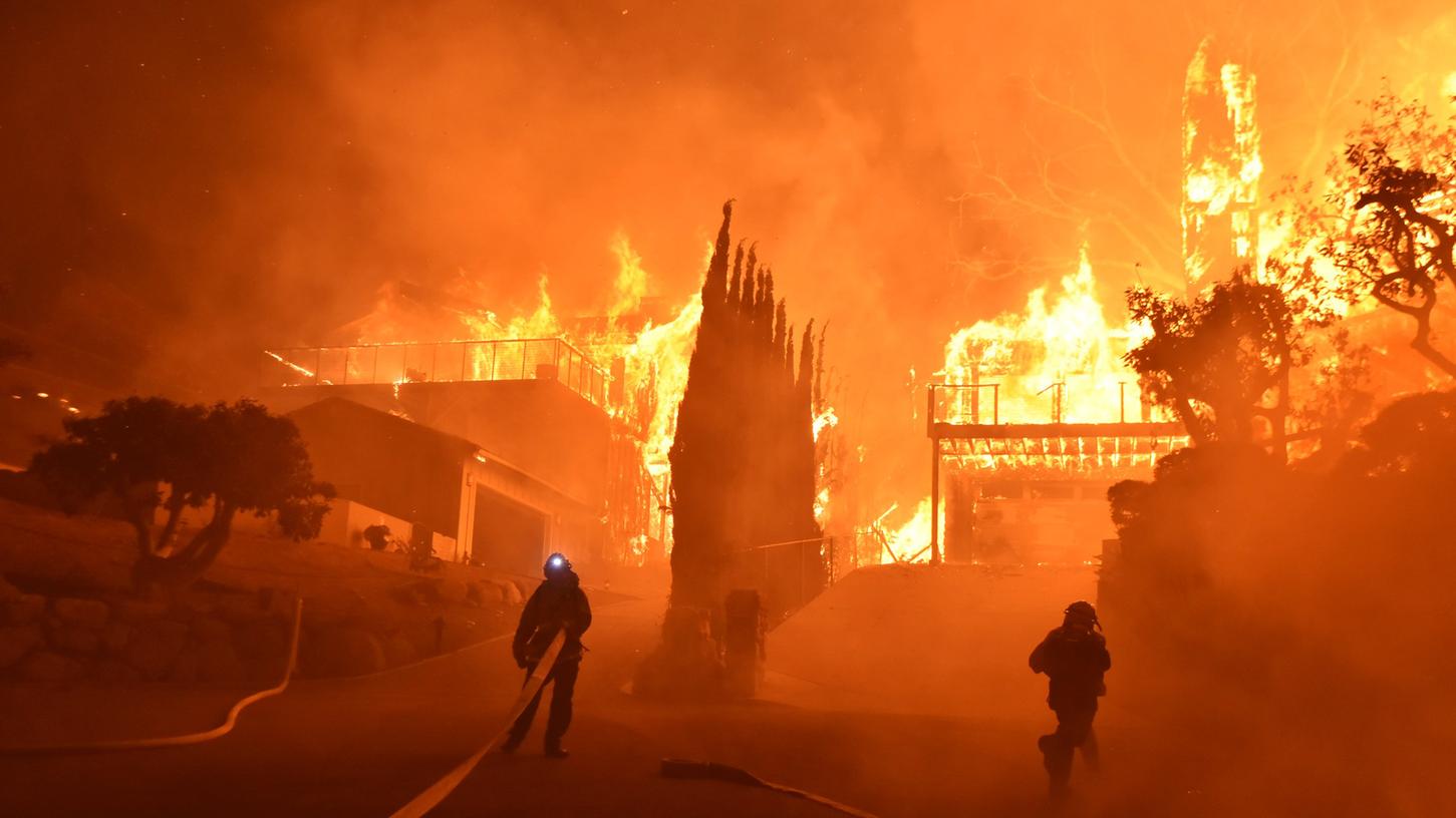 Buschbrände schlagen Menschen in Kalifornien in die Flucht.