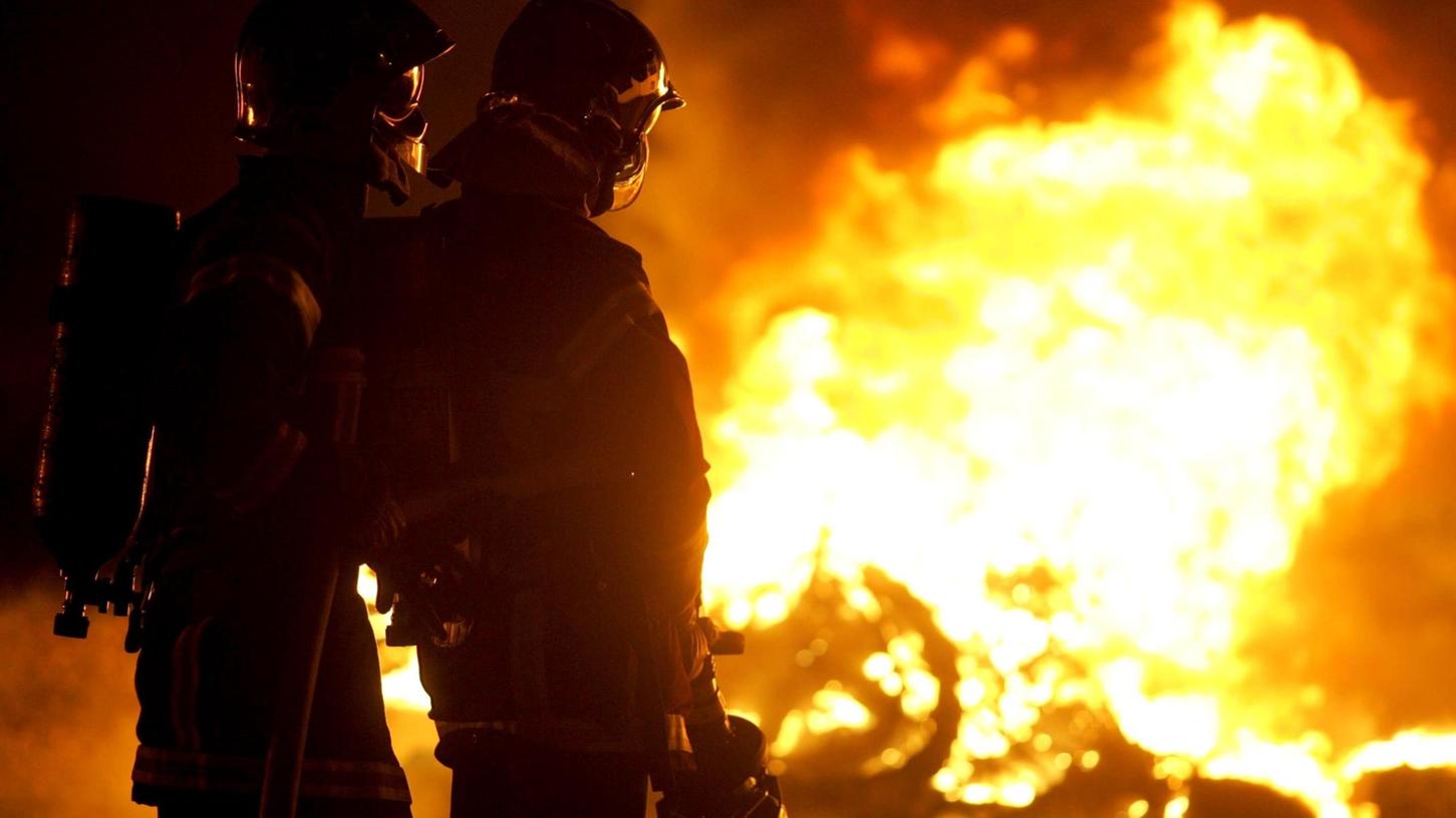 Am Dienstagmorgen (2. März) brannte es in einem Wohnhaus in Heideck. Zwei Personen erlitten dabei leichte Verletzungen. (Symbolbild)