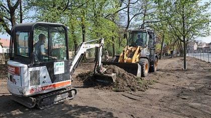 Bagger rücken an: Splittergraben wird platt gemacht