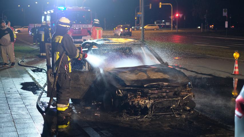 Autobrand in Nürnberg: Opel geht in Flammen auf
