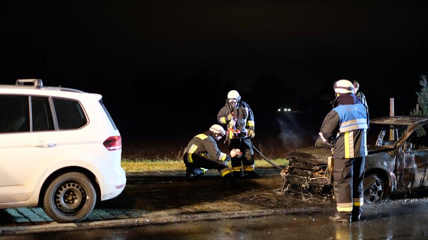 Autobrand in Nürnberg: Opel geht in Flammen auf