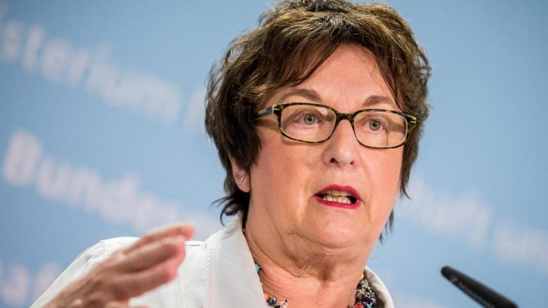 Bundeswirtschaftsministerin Brigitte Zypries fordert sozialverträgliche Lösungen für die von dem möglichen Stellenabbau betroffenen Siemens-Mitarbeiter.