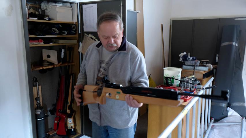 Schützenvorstand Heinz Kunkel zeigt ein Luftdruckgewehr, mit dem auch Mandy S. geschossen haben könnte.