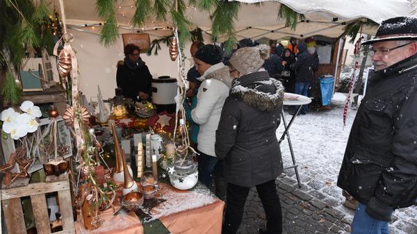 Im winterlichen Kleid präsentierte sich der 6. Schnabelwaider Weihnachtsmarkt. Mit weihnachtlichen Liedern begeisterten die Kindergartenkinder die Besucher und wurden später vom Nikolaus überrascht. Zwischen den vielen Ständen und Buden auf dem Marktplatz tummelten sich die Gäste und ließen sich Glühwein, Punsch und andere Leckereien schmecken. Vereine und Organisationen sowie Privatleute boten Bastelsachen und Kunsthandwerk an.